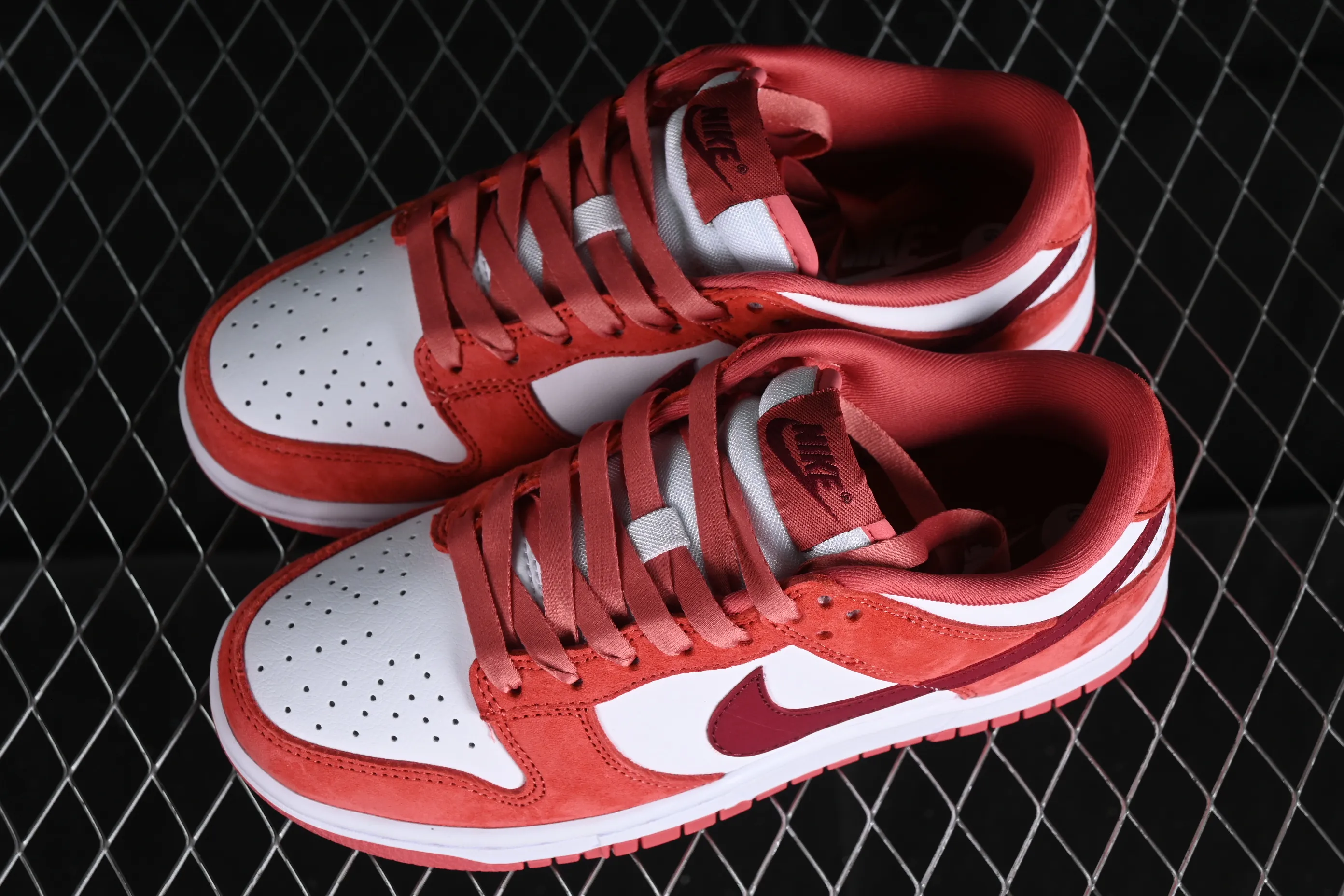 All categories Nk SB Dunk series Nk SB Dunk Low low-top sneakers Nk SB Dunk Low Retro "Valentine's Day 2024" White Rose Red Valentine's Day SB low-top casual sports skateboard shoes FQ7056-100